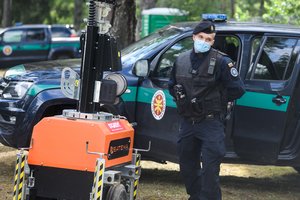 Pasienyje įsiutęs vyras į pareigūnus mėtė akmenis, Baltarusijos pusėje iššautos trys signalinės raketos