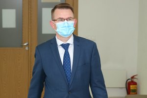 Vyriausybė svarstys privalomo kaukių dėvėjimo grąžinimą: ieškos aukso vidurio, galiotų tam tikrais atvejais