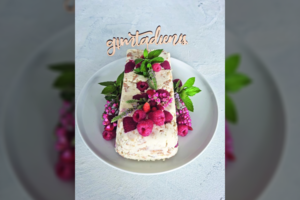 Varškės „tinginys“ su baltuoju šokoladu ir avietėmis: neatsispirs nė vienas smaližius