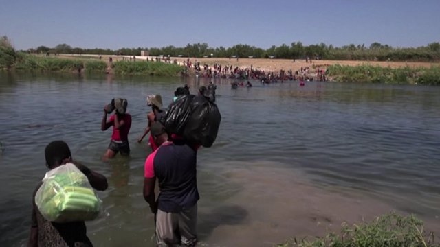 Šimtai migrantų iš Haičio apsistojo po tiltu Teksase: gyventojai jiems aukoja maisto ir vandens