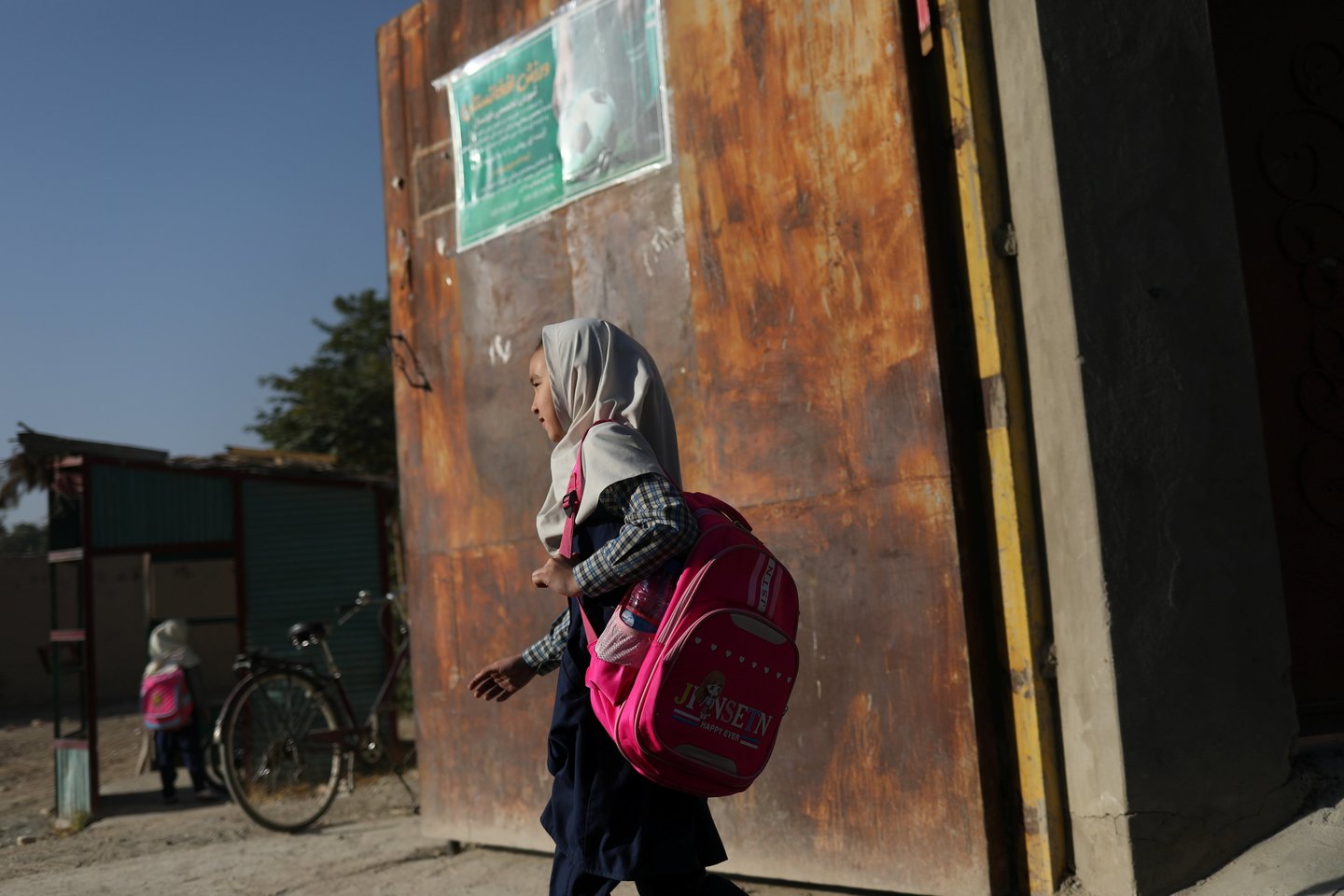 Talibanas pareiškė, kad afganistanietėms mergaitėms bus leista sugrįžti į mokyklas „kai tik bus galima“.   <br> Reuters/Scanpix nuotr.