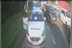 Žaibiška pareigūnų reakcija: gimdančią žmoną į ligoninę vežantį vyrą policija palydėjo iki pat durų