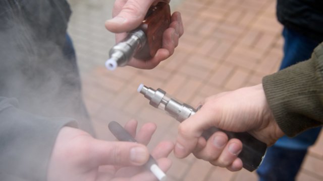 Specialistai patarė, kaip elgtis ir ką reikia daryti, jei jūsų vaikas rūko ar vartoja alkoholį