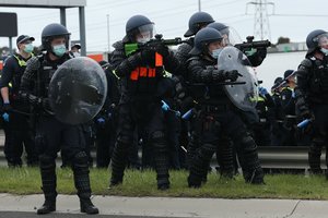 Malšindama vakcinacijos priešininkų protestą Melburno policija panaudojo specialiasias priemones