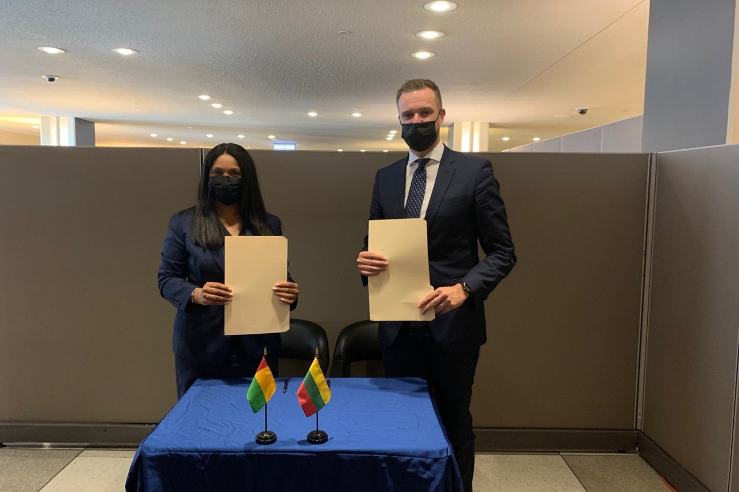  Lietuva užmezgė diplomatinius santykius su Bisau Gvinėjos Respublika.<br> URM nuotr.