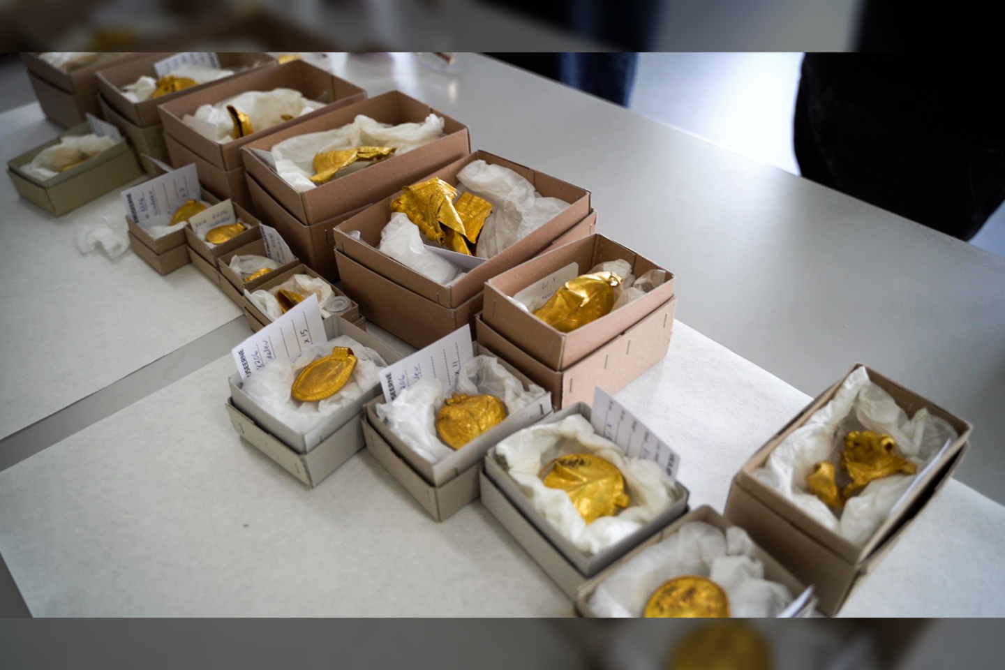  1500 metų senumo radinį sudaro beveik kilogramas aukso – įskaitant didelius, lėkštės dydžio medalionus, vadinamus brakteatais.<br> Veljės muziejaus nuotr.