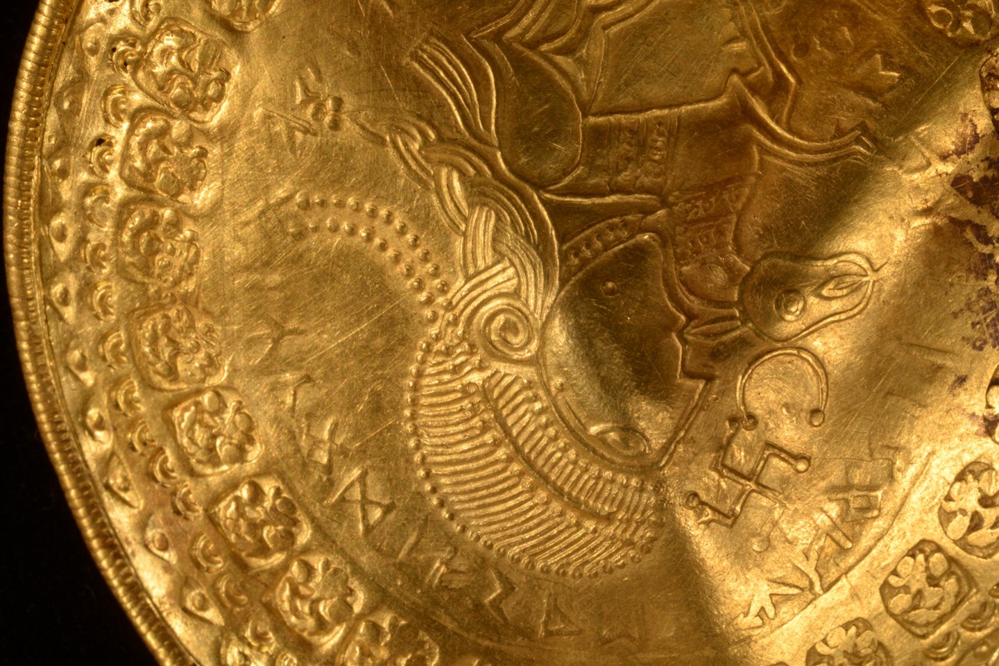  1500 metų senumo radinį sudaro beveik kilogramas aukso – įskaitant didelius, lėkštės dydžio medalionus, vadinamus brakteatais.<br> Veljės muziejaus nuotr.