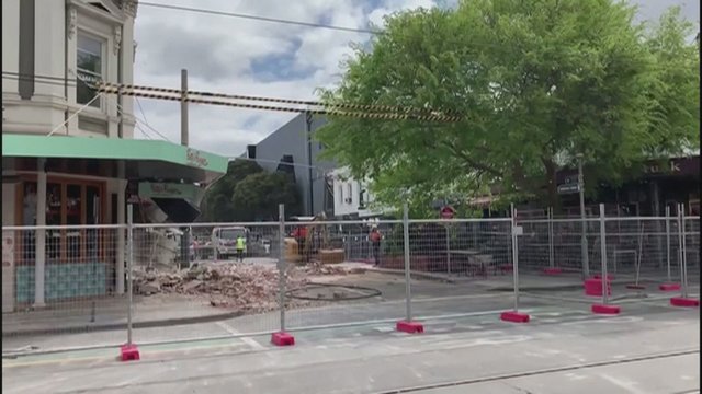 Po Australiją supurčiusio žemės drebėjimo – tvarkymosi darbai: gatvės padengtos nuolaužomis