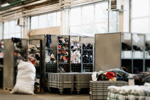 Lietuvoje atidarytas pirmasis tekstilės tvarkymo centras: rūšiuos šalyje surinktus rūbus