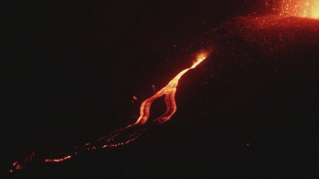 Dronai užfiksavo La Palme išsiveržusį ugnikalnį: palaidojo dalį dirbamos žemės ir apdegino namus