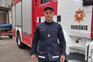 Rokiškietis ugniagesys laisvu laiko spėja ne tik ūkininkauti, bet ir padirbėti kaminkrėčiu