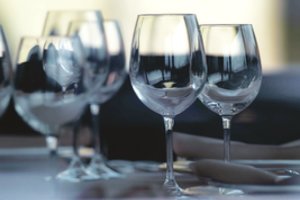 PSO siūlo labiau reguliuoti socialinių tinklų rinkodarą, susijusią su alkoholiu