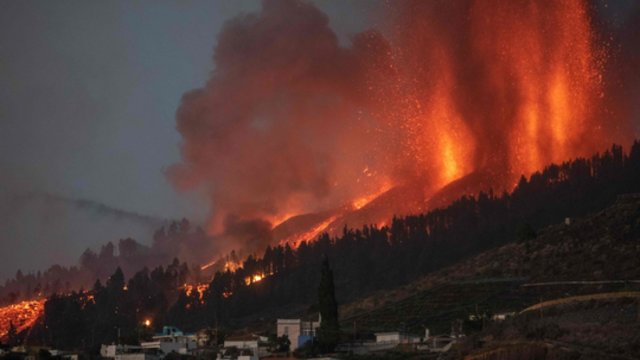 Besiveržiančiame vulkane Kanaruose atsivėrė naujas plyšys: evakuota daugiau kaip 6 tūkst. gyventojų