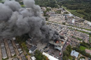 Utenos automobilių turguje užsiliepsnojus angarui į dangų pakilo tirštų juodų dūmų stulpas