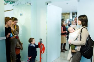 Seimas svarstys siūlymą didesnėse įstaigose įrengti vaikų kambarius