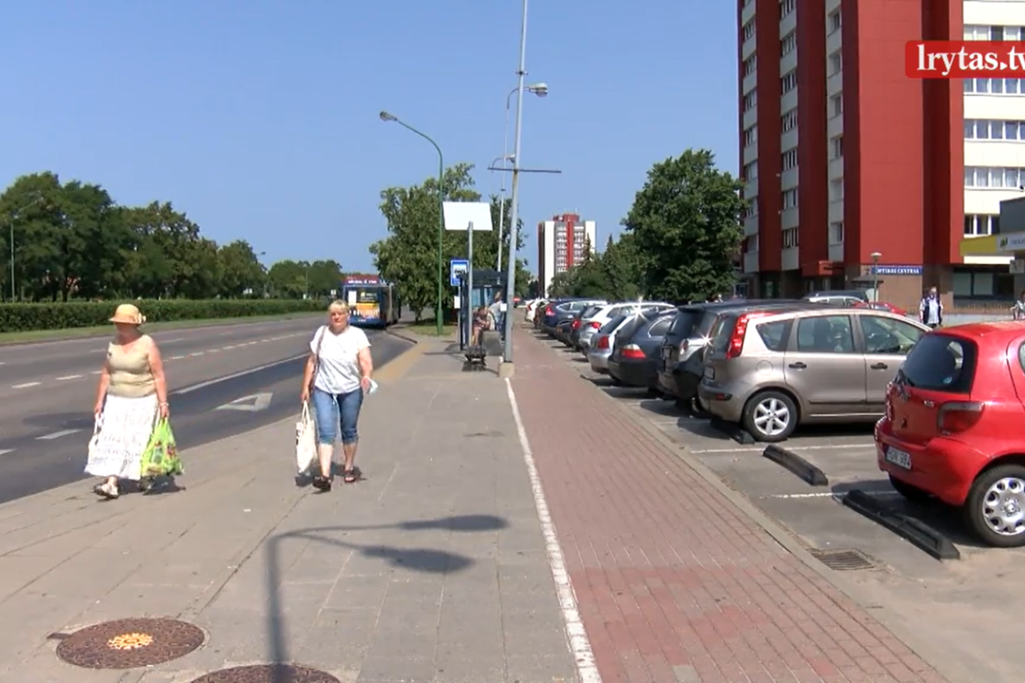 Klaipėdos dviratininkai skambina pavojaus varpais – vietomis mieste važiuot dviračių taku yra rizikinga.<br>Stop kadras