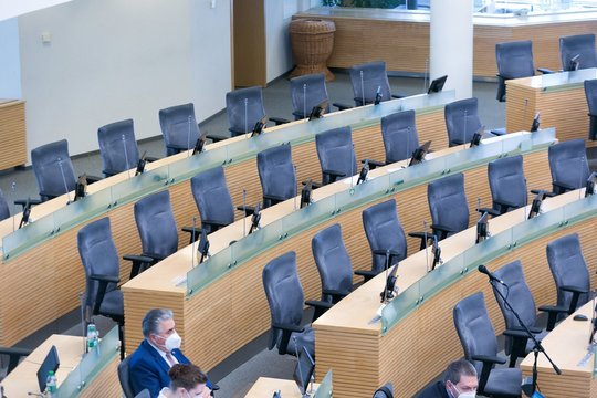 Parlamentarai už praleistus posėdžius mokės iš savo kišenės: už nedalyvavimą – 5 proc. nuo atlyginimo