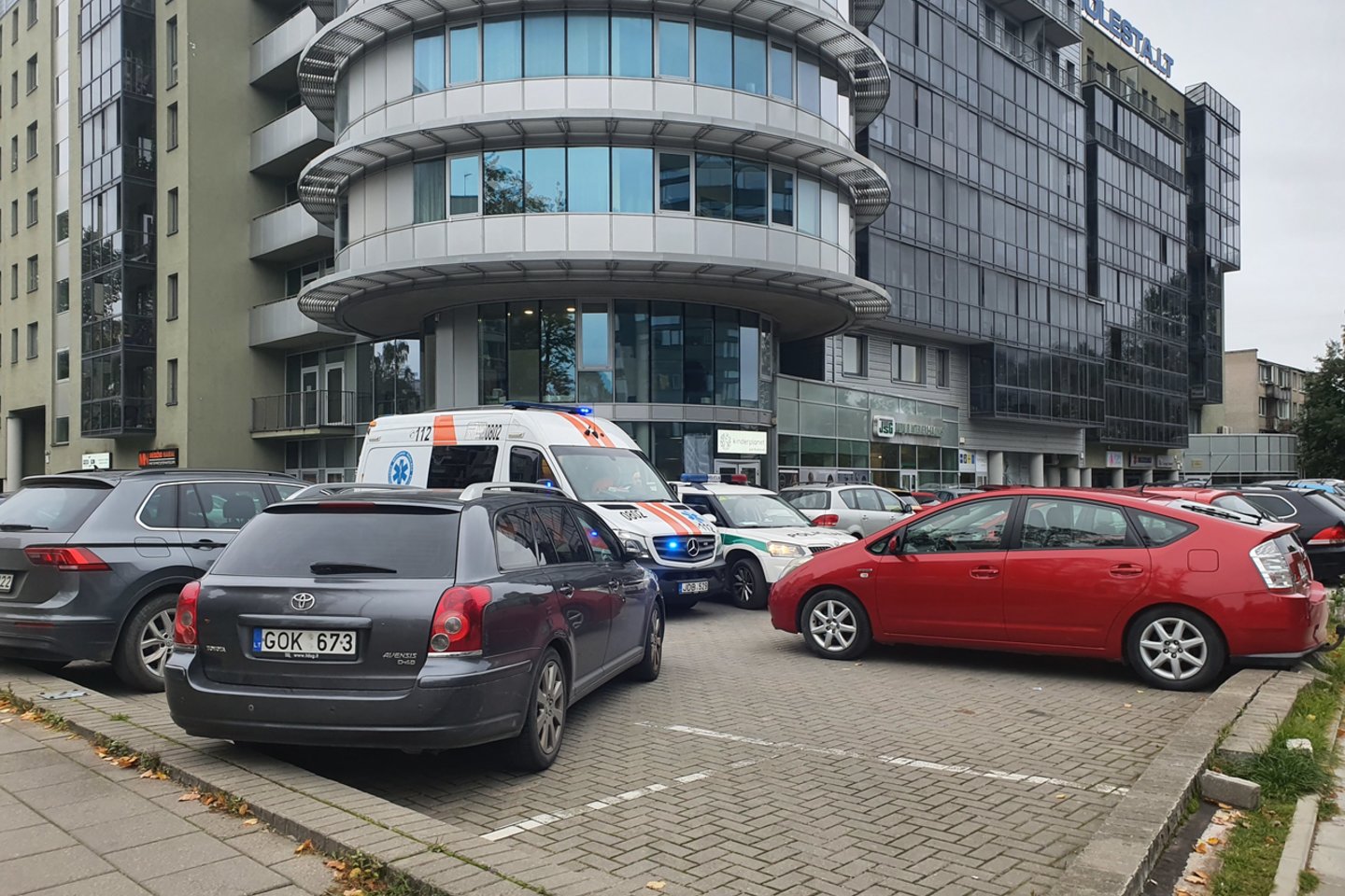 Vilniuje automobilis partrenkė dvi moteris, prireikė medikų.<br> Lrytas.lt nuotr.