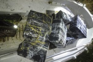 Į Lietuvą plukdytus rūkalus kontrabandininkai maskavo žolėmis ir purvu