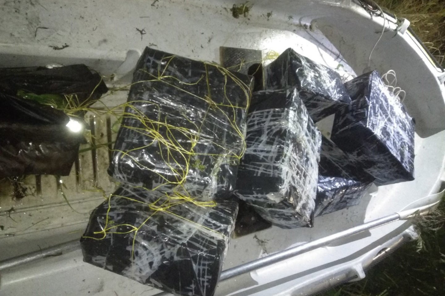 Į Lietuvą plukdytus rūkalus kontrabandininkai maskavo žolėmis ir purvu.