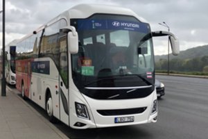 Automobilių gamintojų karai: pasaulio salės futbolo čempionato dalyvius vežioja neatpažįstami autobusai