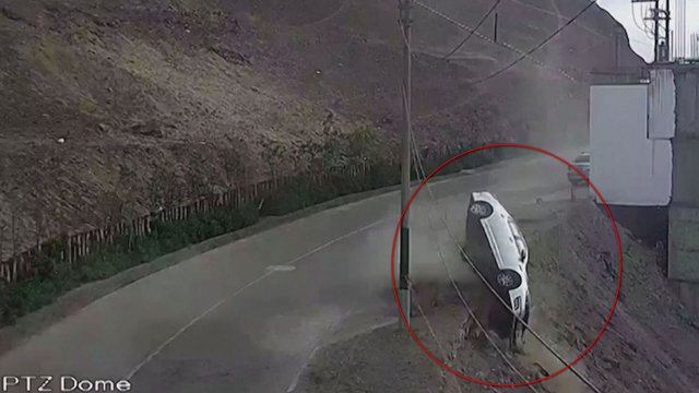 Kameros užfiksavo kraupią avariją Peru: nesuvaldęs automobilio vairuotojas nulėkė nuo kalno