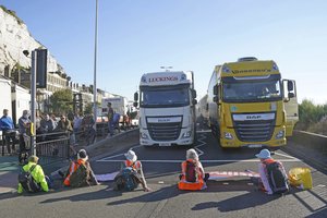 Klimato aktyvistai užblokavo įvažiavimus į JK judriausią Doverio uostą