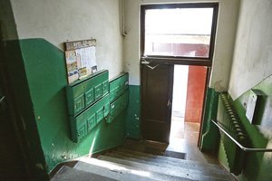 Kauno daugiabučio laiptinės remontas įstrigo dėl itin keistos priežasties: gyventojai visai sutrikę