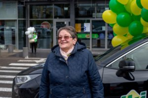 „Iki“ žaidimo laimėtojai įteikė jau ketvirtojo „Toyota RAV4 Hybrid“ raktelius