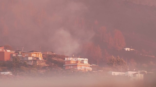 Kanaruose atšaukti skrydžiai: išsiveržęs ugnikalnis toliau spjaudosi ugnimi sukeldamas pelenų debesis