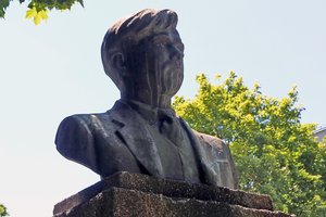 Ką daryti su P. Cvirkos paminklu Kaune dar nenusprendė, tačiau iškilo ir kita dilema – nebežino, kam jis priklauso