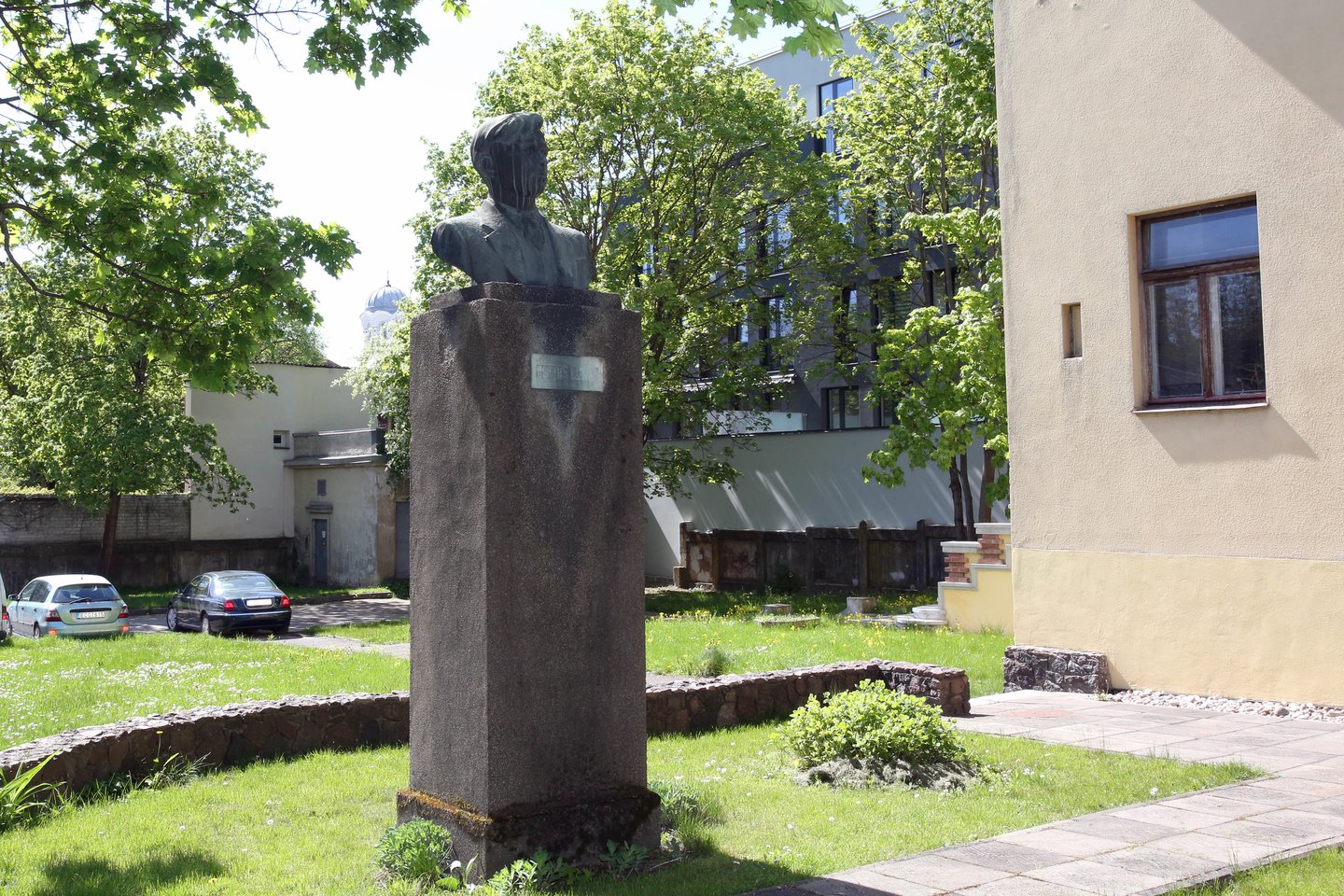 Ką daryti P. Cvirkos paminklu Kaune, bus sprendžiama tik tada, kai bus išsiaiškinta, kam jis priklauso.<br>M.Patašiaus nuotr.