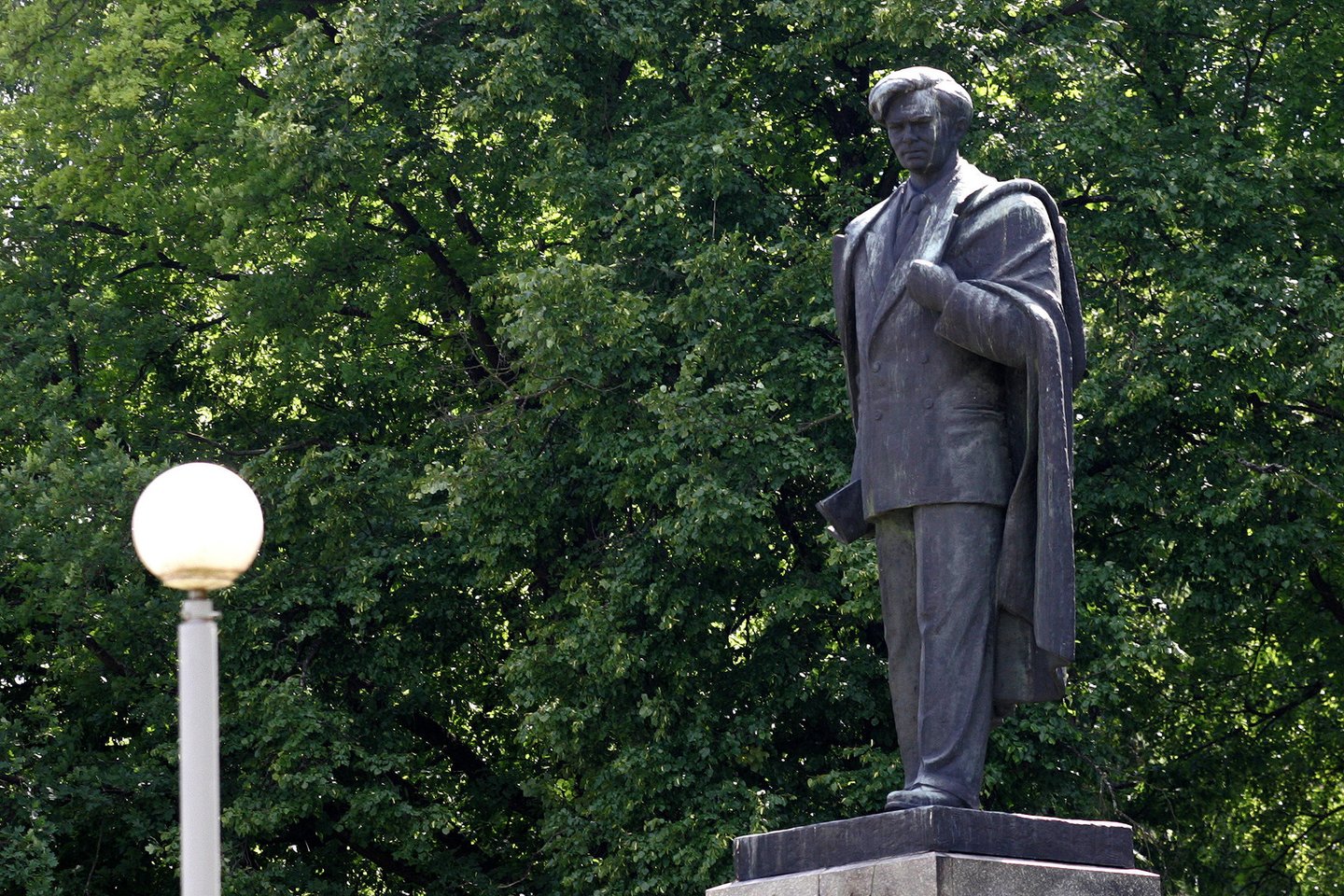 Vilniaus miesto savivaldybės taryba rugsėjo viduryje pritarė sprendimui nukelti centre stovinčią P. Cvirkos skulptūrą.<br>M.Vidzbelio nuotr.