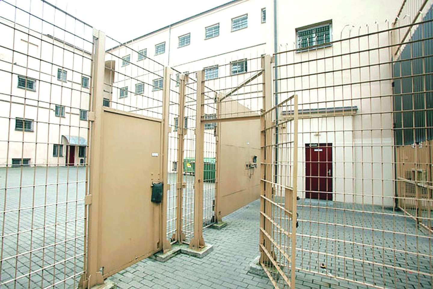 Kauno tardymo izoliatoriuje bausmę atliekančių nuteistųjų pagaminti baldai papuošė Kauno rajono viešąsias erdves.