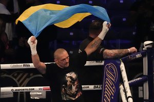 Šventė Ukrainai – O. Usykas Londone nukarūnavo britų bokso legendą A. Joshua