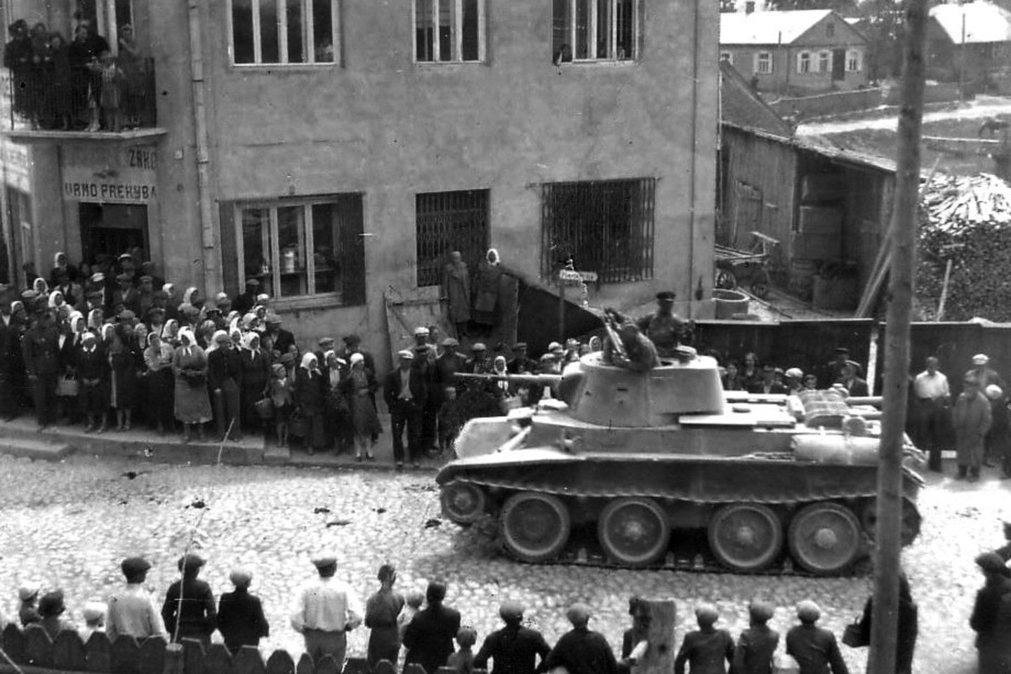 Sovietų tankai Pasvalio gatvėse. 1940 m.<br>Leidėjų nuotr.