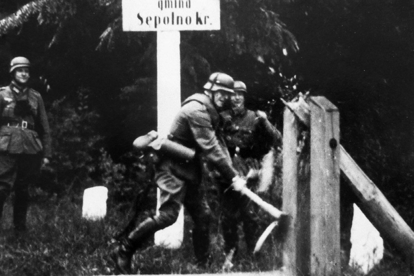 1939 m. rugsėjo 1 d. Vermachto kariai laužo lenkų pasienio užkardą.<br>Leidėjų nuotr.