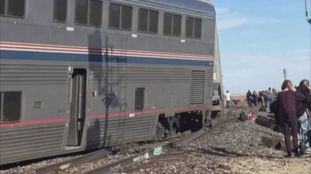 Skaudi nelaimė JAV: nuo bėgių nuvažiavus traukiniui žuvo trys asmenys, daugiau nei 50 sužeisti