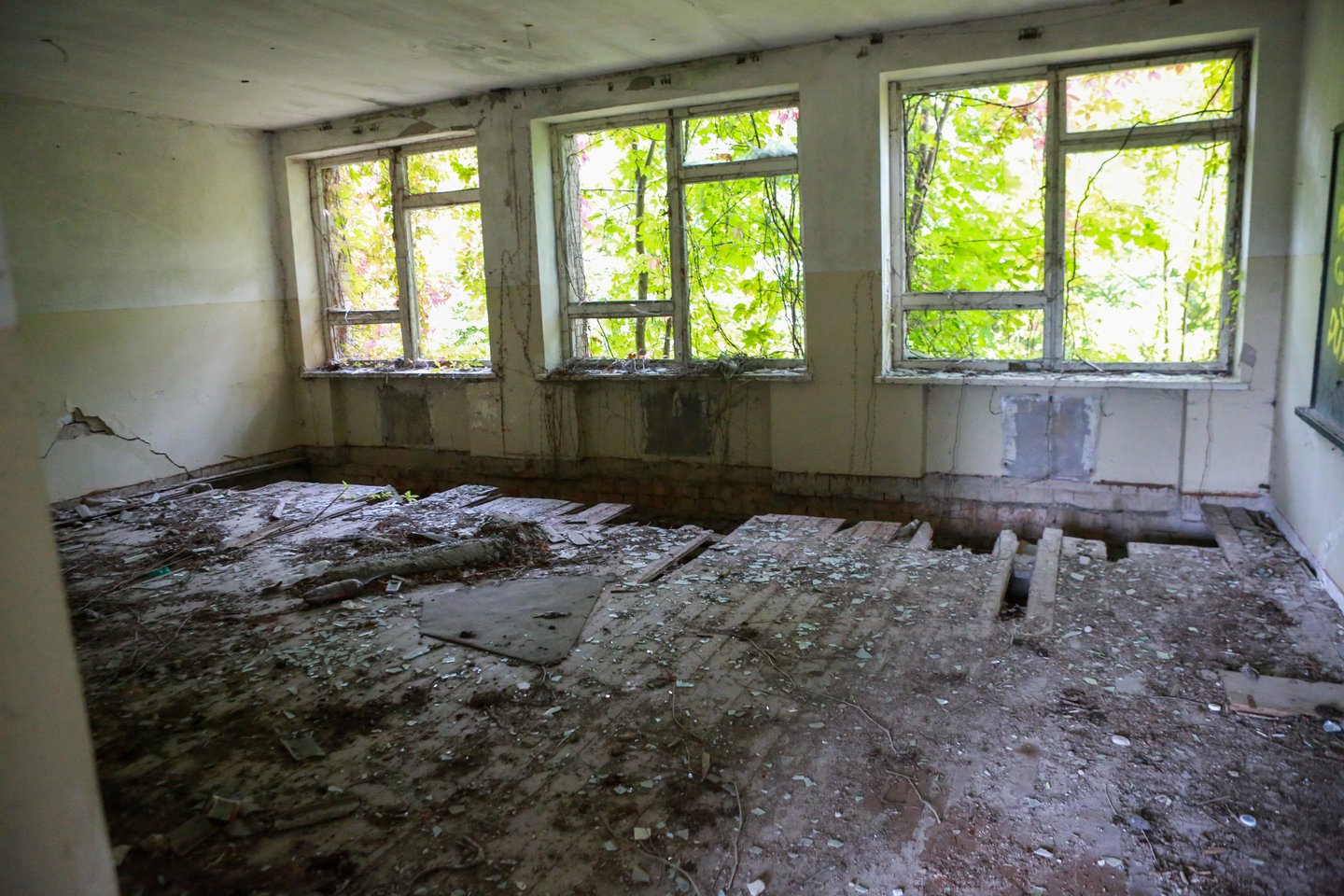 Prienų rajono miestelio gyventojai nusivylę: buvęs mokyklos pastatas atrodo taip, kaip jie net susapnuoti negalėjo.<br>G.Bitvinsko nuotr.