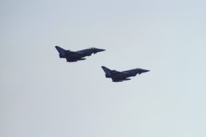 NATO naikintuvai septynis kartus kilo atpažinti ir lydėti virš Baltijos jūros skridusių Rusijos karinių orlaivių