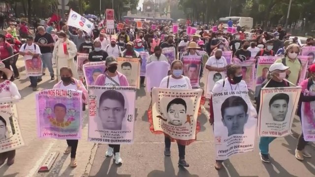 Meksikoje – dingusių moksleivių pagerbimas: demonstrantai minėjo įtariamų žudynių metines