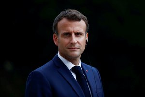 Dėl paviešintų provokuojančių E. Macrono atostogų nuotraukų – nemalonumai fotografui