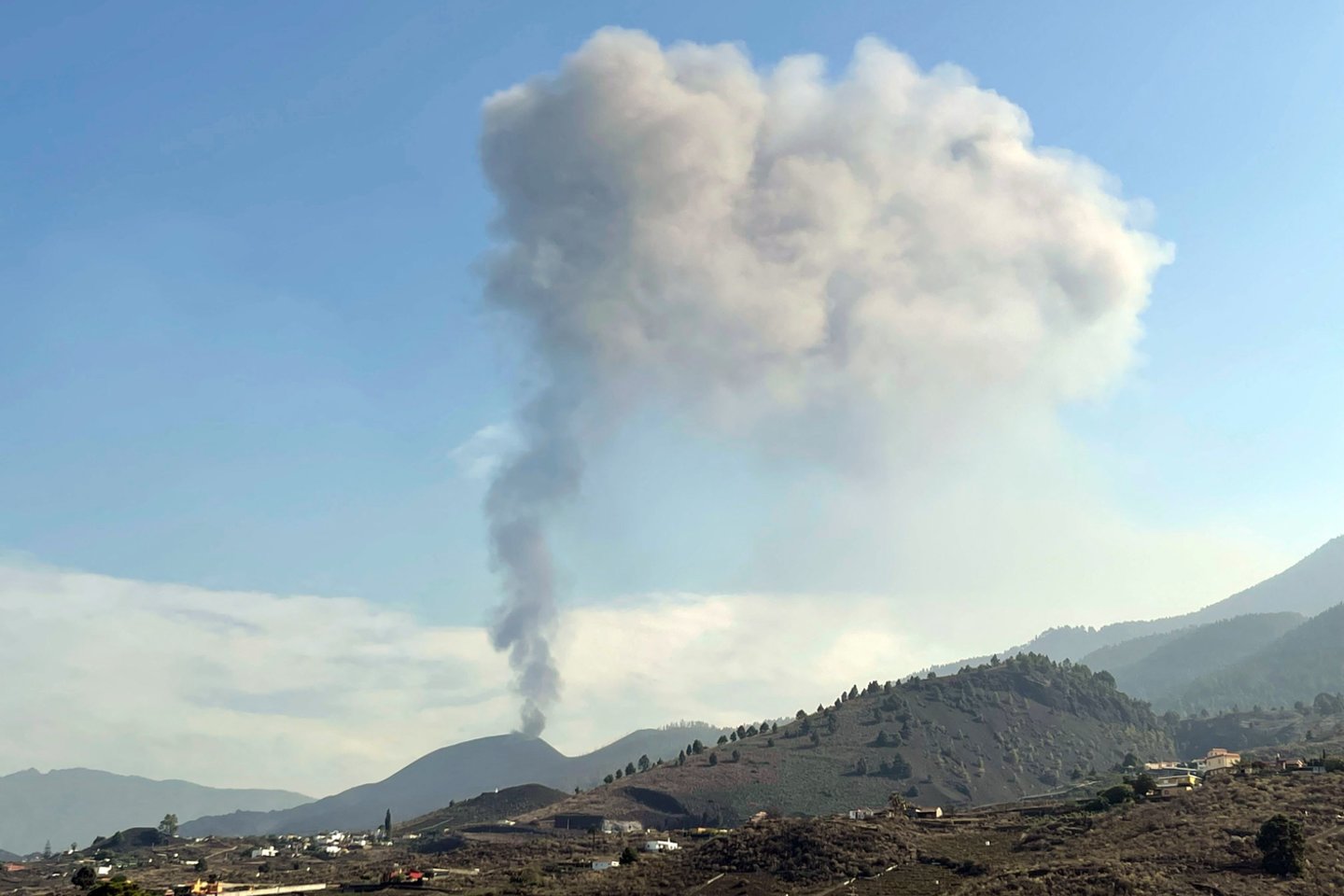 Po trumpos maždaug dviejų valandų pertraukos ugnikalnis Kanarų saloje La Palmoje vėl prabudo.<br>AFP/Scanpix nuotr.