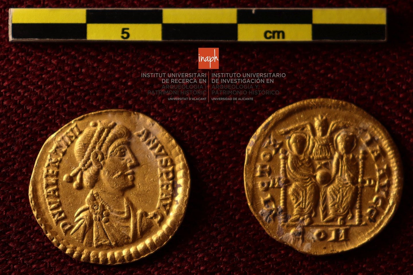 Du narai mėgėjai, plaukioję Ispanijos pakrantėje, aptiko didžiulį 1500 metų senumo auksinių monetų lobį – vieną didžiausių iš visų datuojamų Romos imperijos laikais.<br> Alikantės universiteto nuotr.