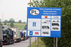 Vežėjai žodžių į vatą nebevynioja – keikdami valdžią užgulė kaimynus      