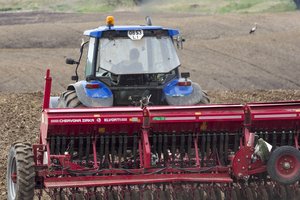 Raseinių rajone traktorių vairavęs vyras užvažiavo ant vaiko – berniukui lūžo koja