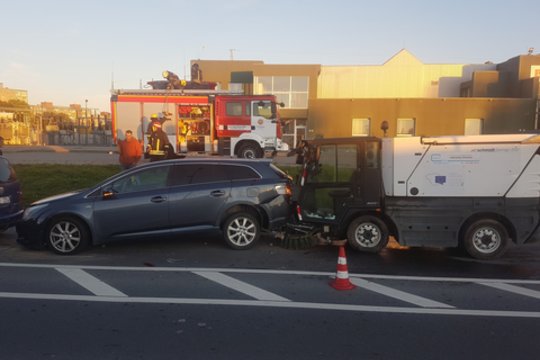Klaipėdoje girtas gatvių valymo mašinos vairuotojas sukėlė keturių automobilių avariją