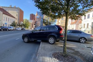 Neeilinė avarija uostamiestyje: „klevo lapas“ taip trinktelėjo į automobilį, kad išlėkė į gatvę