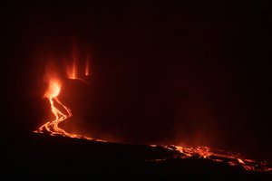 La Palmoje ugnikalnio lavos srautas pradėjo sparčiau tekėti vandenyno link