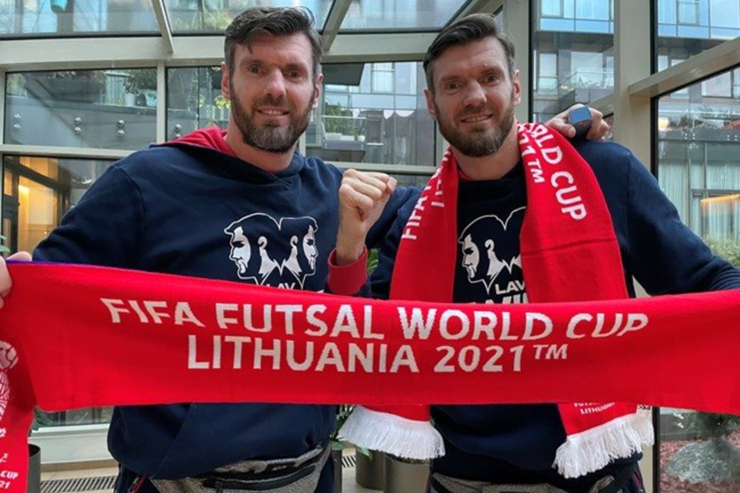  Broliai Lavrinovičiai stebi futbolo čempionatą.<br> lff.lt nuotr.